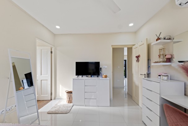 Blue Bay &ndash; Villa with Swimming Pool and Golf Course Views