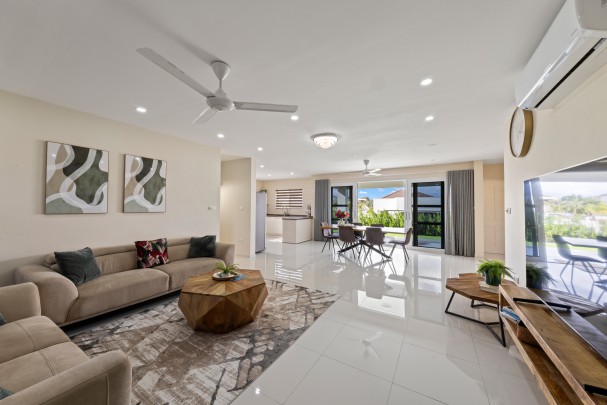 Blue Bay &ndash; Villa with Swimming Pool and Golf Course Views