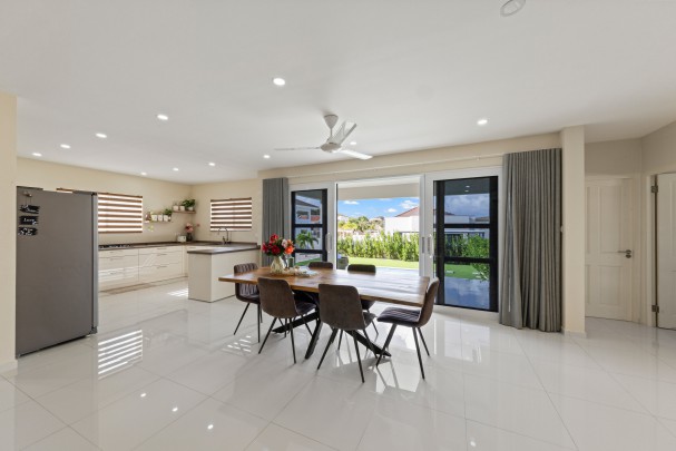 Blue Bay &ndash; Villa with Swimming Pool and Golf Course Views