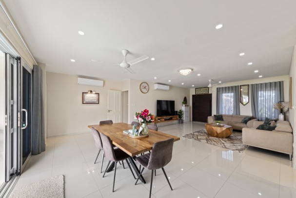 Blue Bay &ndash; Villa with Swimming Pool and Golf Course Views