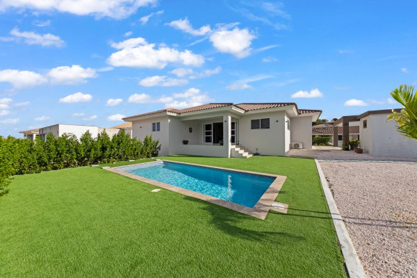 Blue Bay - Villa met zwembad en uitzicht op de golfbaan