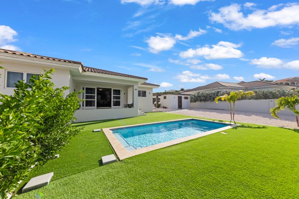 Blue Bay &ndash; Villa with Swimming Pool and Golf Course Views