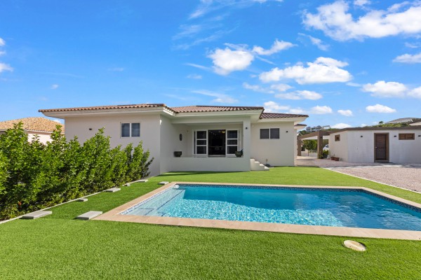 Blue Bay - Villa met zwembad en uitzicht op de golfbaan