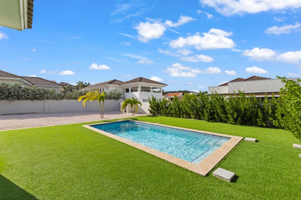 Blue Bay - Villa met zwembad en uitzicht op de golfbaan