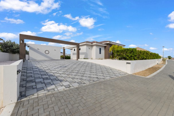 Blue Bay &ndash; Villa with Swimming Pool and Golf Course Views