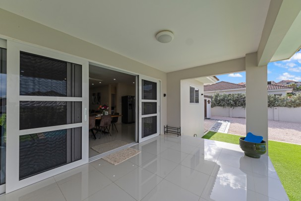 Blue Bay &ndash; Villa with Swimming Pool and Golf Course Views