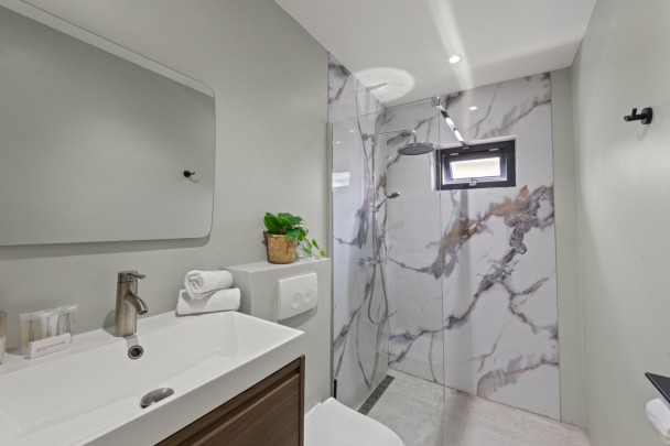 Brakkeput &ndash; Gerenoveerde Moderne 3-slaapkamer woning met zwembad 