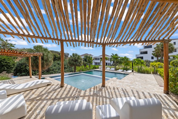 Luxury Ground Floor Apartment with Garden and Pool at Greenview