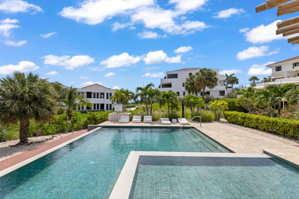 Luxury Ground Floor Apartment with Garden and Pool at Greenview