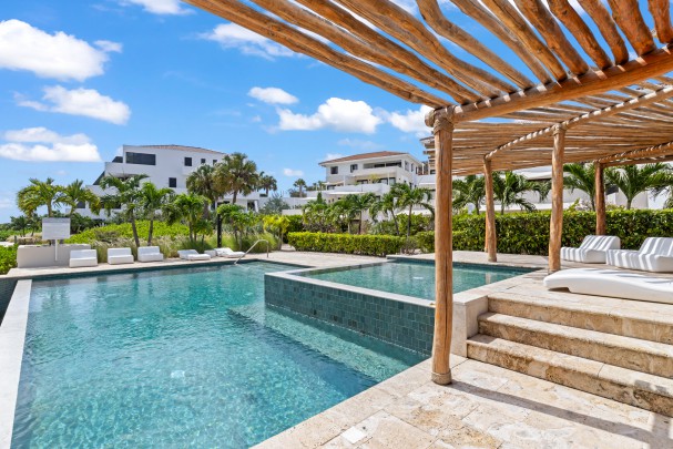 Luxury Ground Floor Apartment with Garden and Pool at Greenview