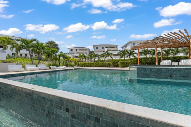 Luxury Ground Floor Apartment with Garden and Pool at Greenview