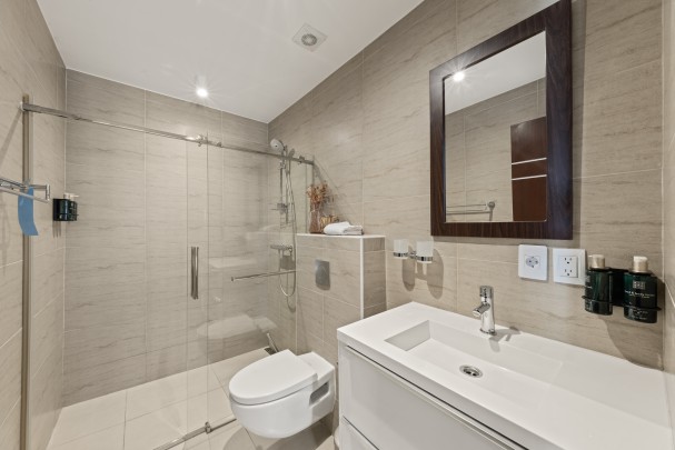 Luxury Ground Floor Apartment with Garden and Pool at Greenview