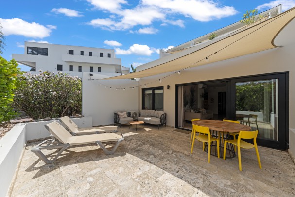 Luxury Ground Floor Apartment with Garden and Pool at Greenview