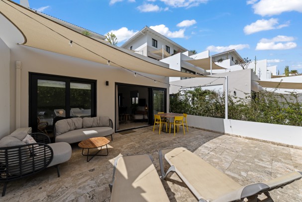 Luxury Ground Floor Apartment with Garden and Pool at Greenview