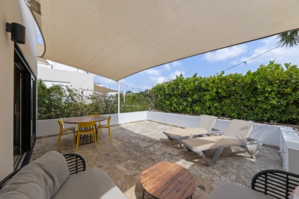 Luxury Ground Floor Apartment with Garden and Pool at Greenview