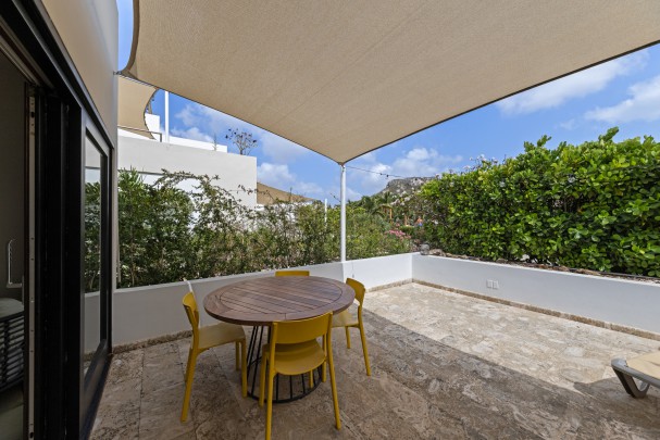 Luxury Ground Floor Apartment with Garden and Pool at Greenview