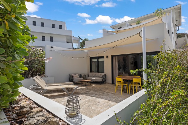 Luxury Ground Floor Apartment with Garden and Pool at Greenview