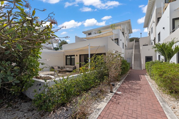 Luxury Ground Floor Apartment with Garden and Pool at Greenview