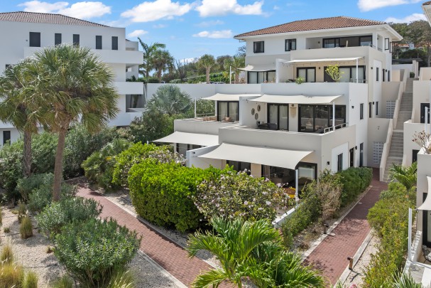 Luxury Ground Floor Apartment with Garden and Pool at Greenview