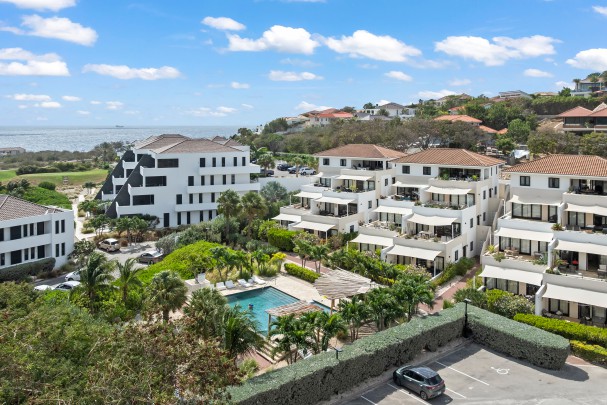 Luxury Ground Floor Apartment with Garden and Pool at Greenview