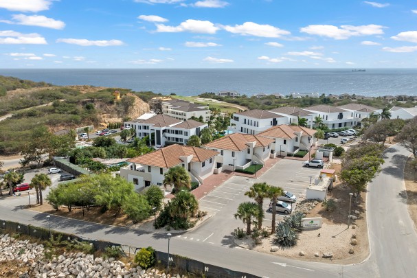 Luxury Ground Floor Apartment with Garden and Pool at Greenview