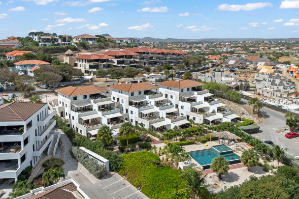 Luxury Ground Floor Apartment with Garden and Pool at Greenview