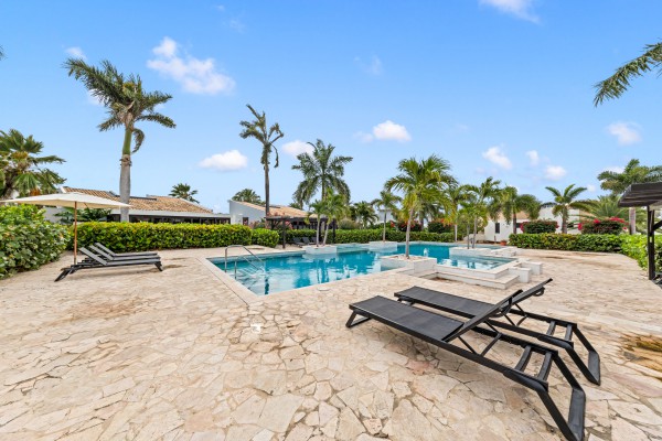 Blue Bay Indigo Garden – Modern Apartment with pool, vacation rentals