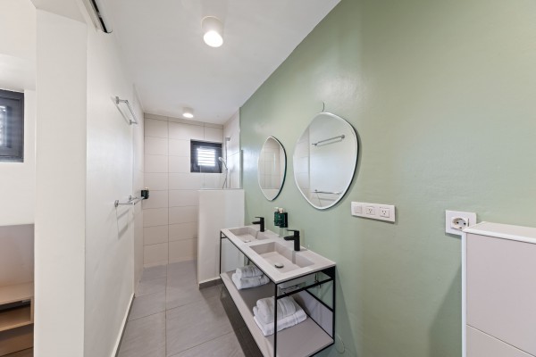 Blue Bay Indigo Garden – Modern Apartment with pool, vacation rentals