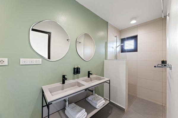 Blue Bay Indigo Garden – Modern Apartment with pool, vacation rentals