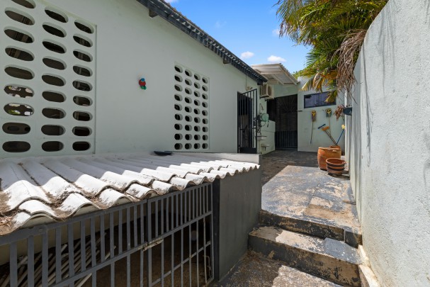Tropical Living in Cura&ccedil;ao&ndash; Spacious Estate with Endless Possibilities