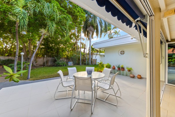 xclusive Detached Villa with Guest House on a Spacious Lot in Mahaai