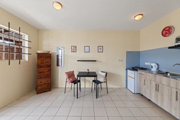 Income-generating apartment complex on Oude Caracasbaaiweg