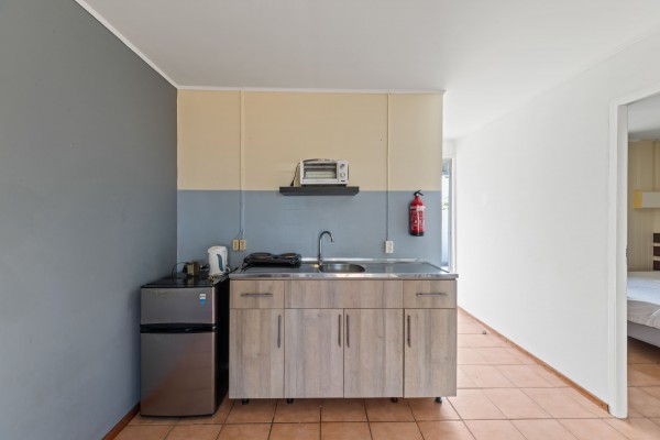 Income-generating apartment complex on Oude Caracasbaaiweg