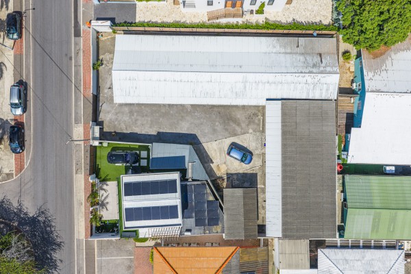 Income-generating apartment complex on Oude Caracasbaaiweg