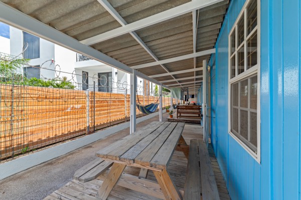 Income-generating apartment complex on Oude Caracasbaaiweg