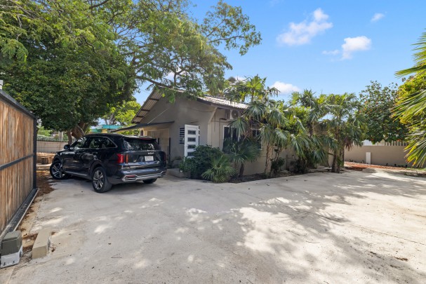Cas Coraweg 131 &ndash; Spacious Lot with Great Potential in Prime Location