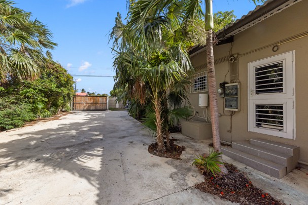 Cas Coraweg 131 &ndash; Spacious Lot with Great Potential in Prime Location