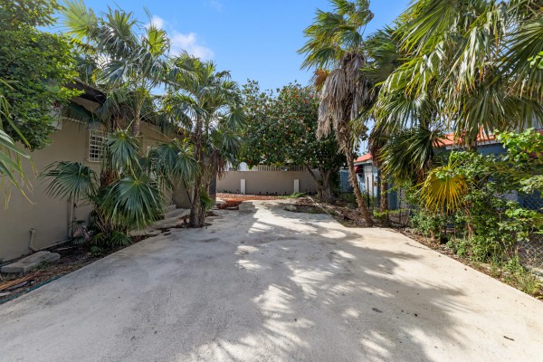Cas Coraweg 131 – Spacious Lot with Great Potential in Prime Location