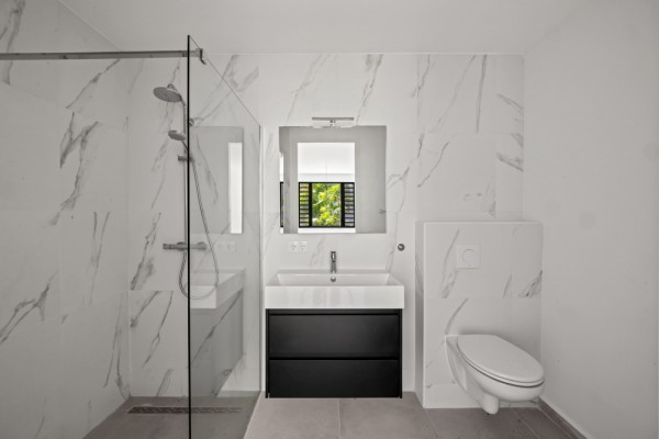 Luxury New-Build Apartment with Pool in Blue Bay – The Breeze