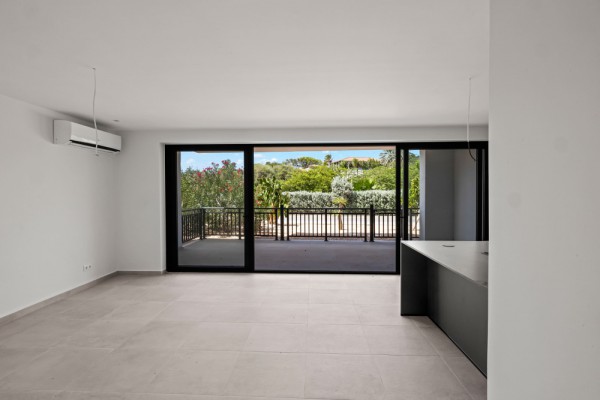 Luxury New-Build Apartment with Pool in Blue Bay – The Breeze