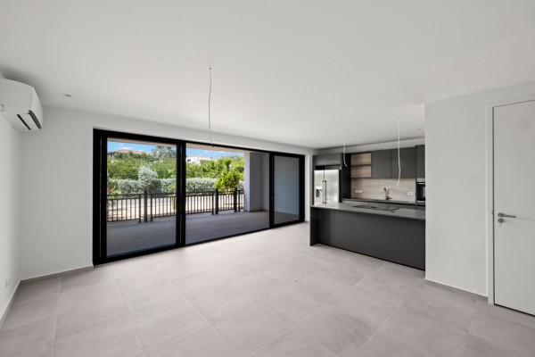 Luxury New-Build Apartment with Pool in Blue Bay – The Breeze