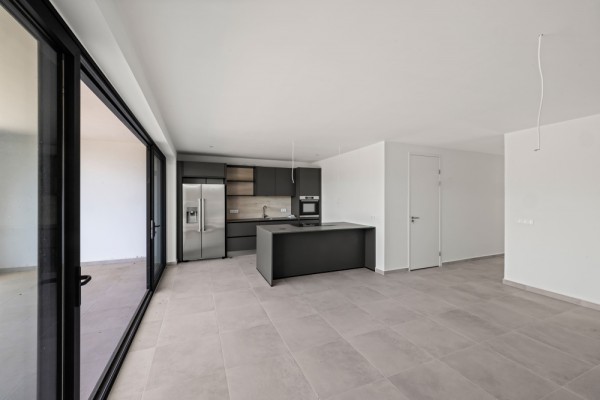 Luxury New-Build Apartment with Pool in Blue Bay – The Breeze
