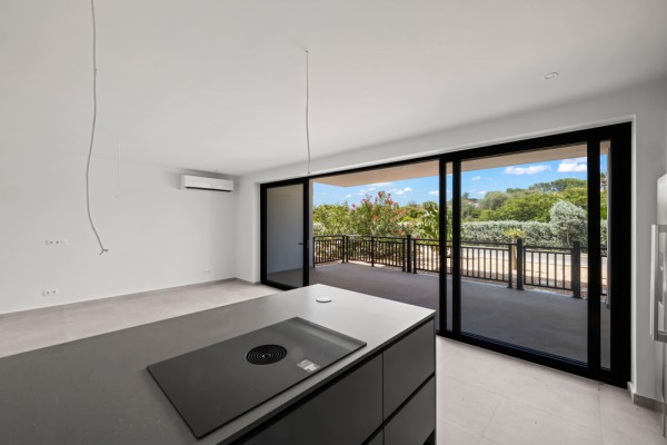 Luxury New-Build Apartment with Pool in Blue Bay – The Breeze