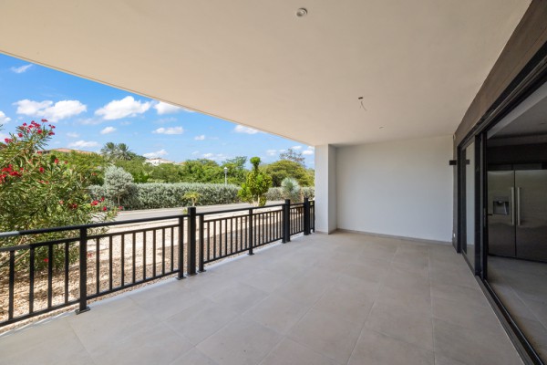 Luxury New-Build Apartment with Pool in Blue Bay – The Breeze