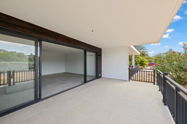 Luxury New-Build Apartment with Pool in Blue Bay – The Breeze