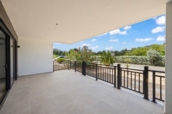 Luxury New-Build Apartment with Pool in Blue Bay – The Breeze