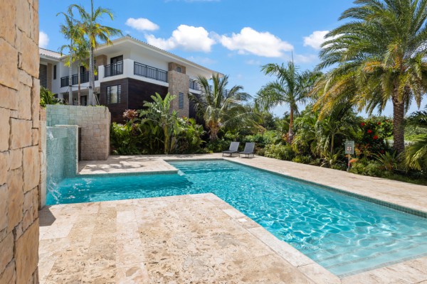 Luxury New-Build Apartment with Pool in Blue Bay – The Breeze