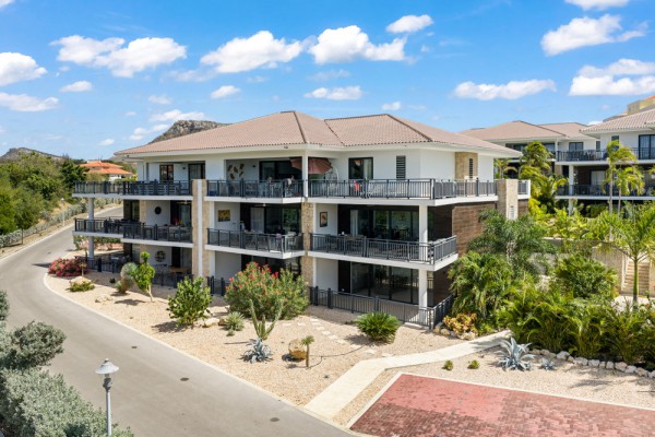 Luxury New-Build Apartment with Pool in Blue Bay – The Breeze