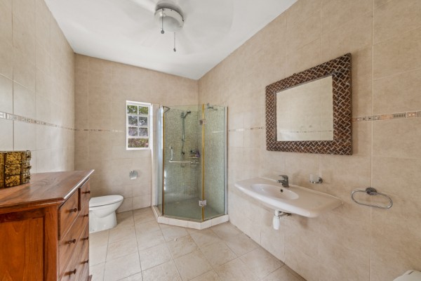 Detached House on a Spacious Lot on Caracasbaaiweg