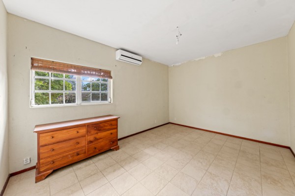 Detached House on a Spacious Lot on Caracasbaaiweg